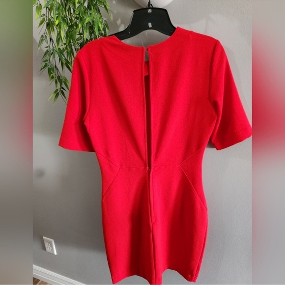 H&M Red Keyhole Back Dress NWT - Picture 3 of 3